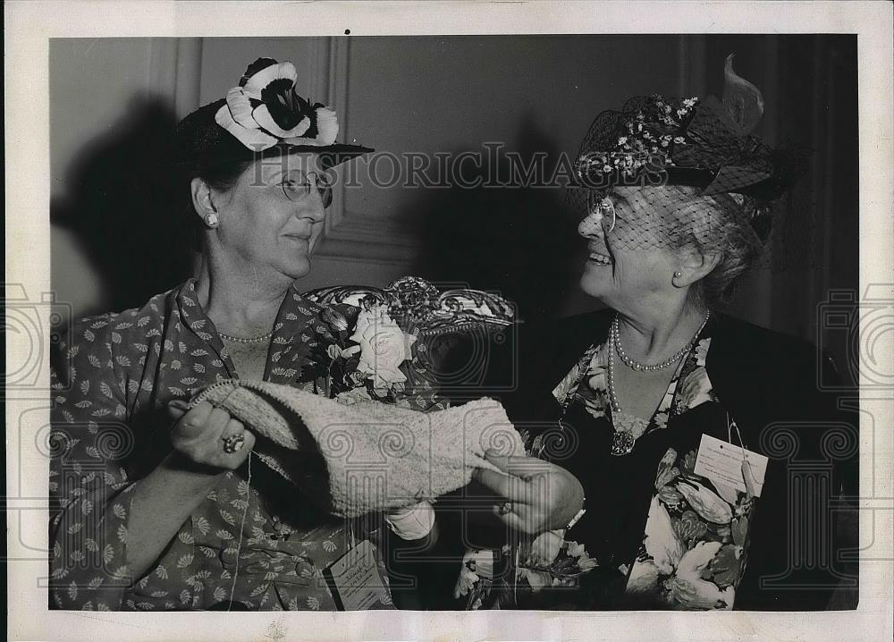 1939 Press Photo Mrs. Hartley Sherwood, Mrs Truman Newberry of Needlework Guild - Historic Images