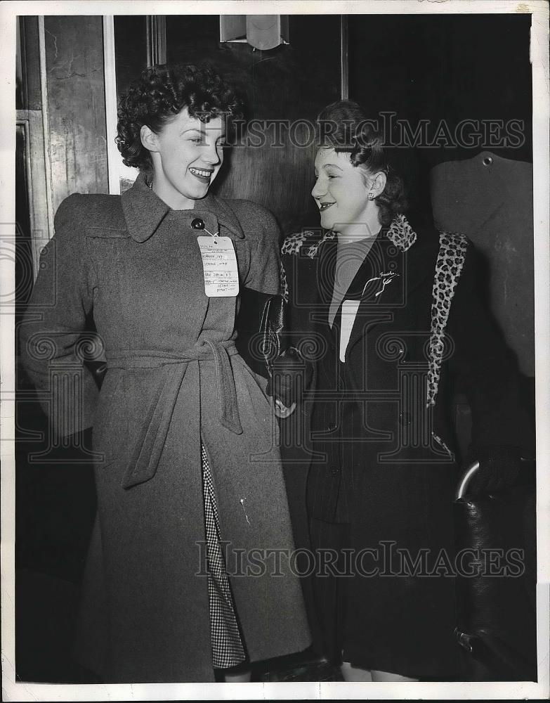 1946 Press Photo Mrs Ivy Ashmore and Mrs Josephine Repper passengers - nea63816 - Historic Images