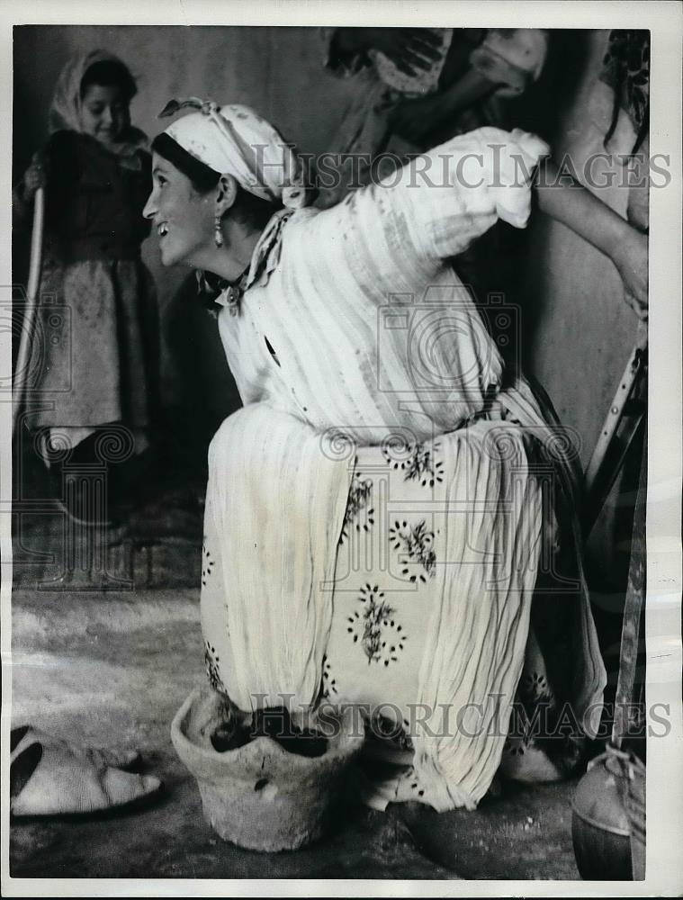 1962 Press Photo The mother of Malika Driss soaking her feet - nea56120 - Historic Images