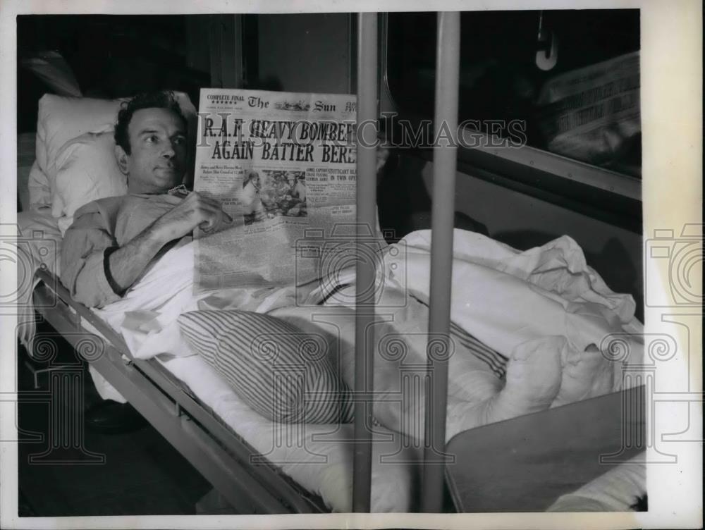 1943 Press Photo Willare Jones recovering from injuries - nea57662 - Historic Images