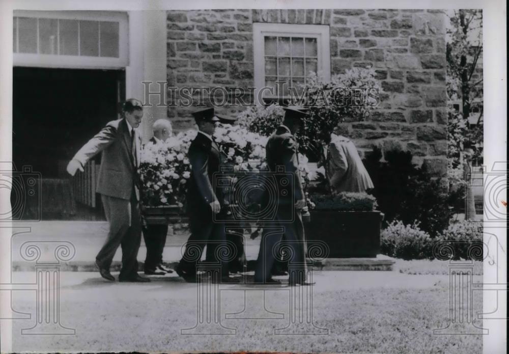 1953 Press Photo Attendants Carrying Body Of Senator Robert A, Taft At Church - Historic Images