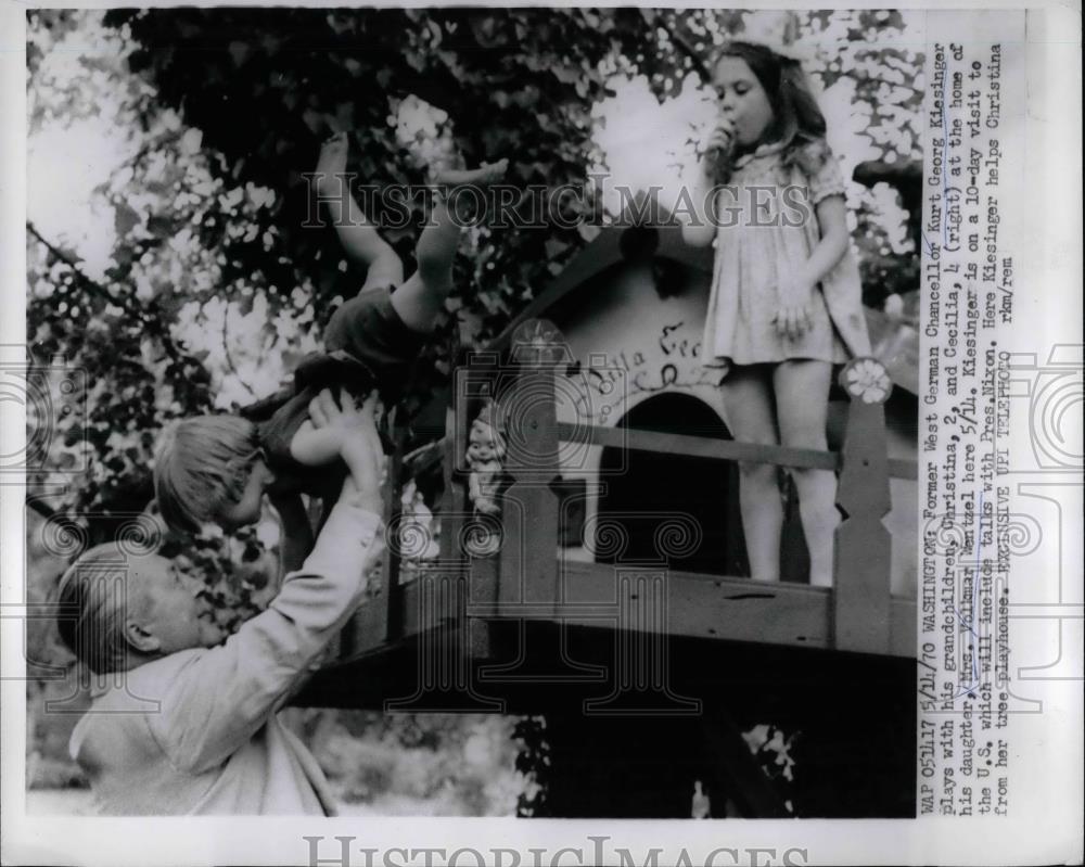 1970 Press Photo German ex-Chancellor Kurt Georg Kiesinger with grandchildren - Historic Images