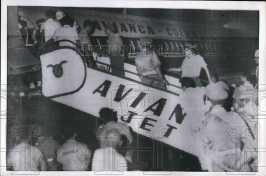 1968 Press Photo Colombian authorities watched as passengers board a plane - Historic Images