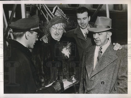 1949 Press Photo Mr. & Mrs. Gunnard Seaberg & Son Clarence Boarding Plane - Historic Images