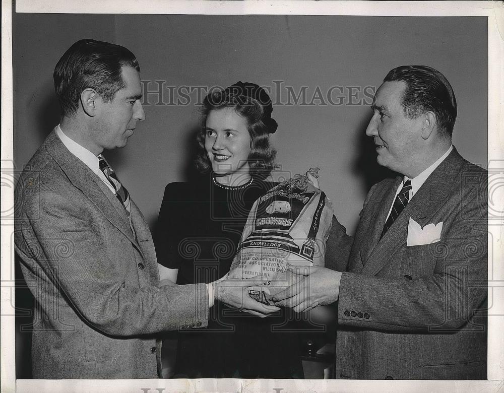 1947 Press Photo Nina Hershner Presents Present Of Potatoes For Pres. Truman - Historic Images