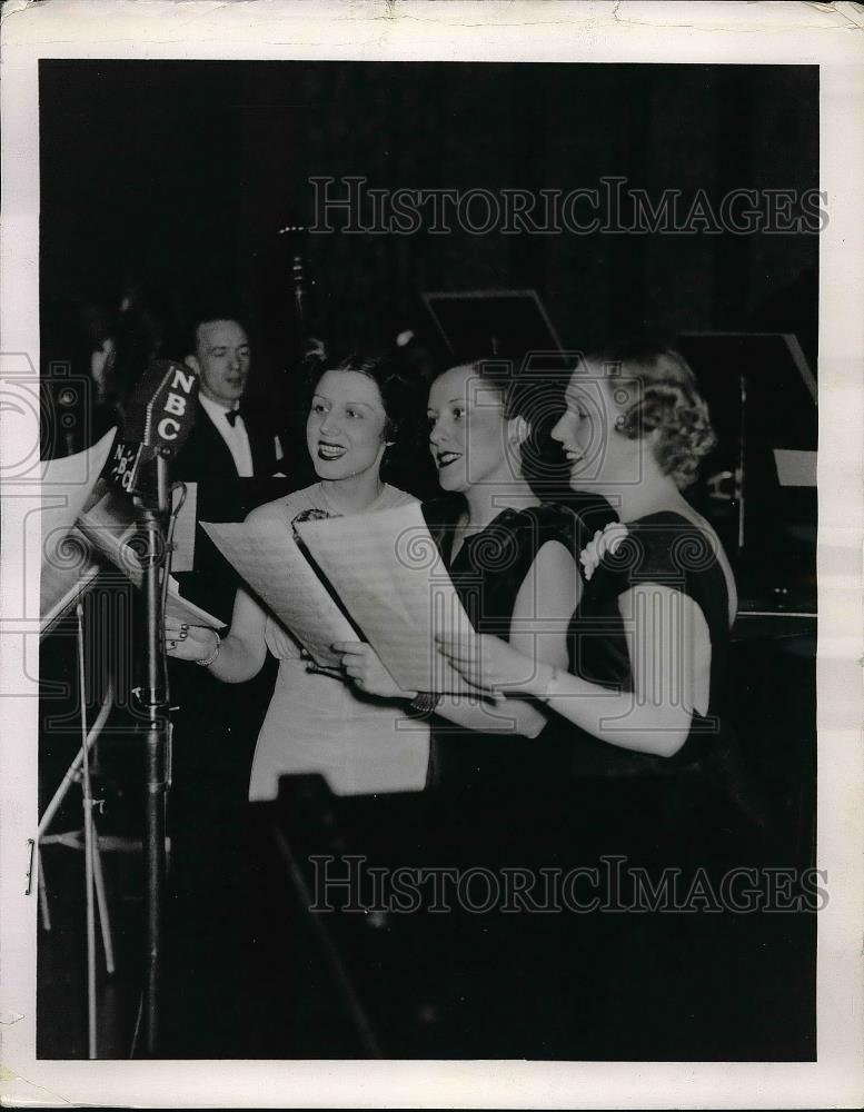 1937 Press Photo Singers Sann Seaton &amp; Mary Kendel During &quot;Universal Rythm&quot; - Historic Images