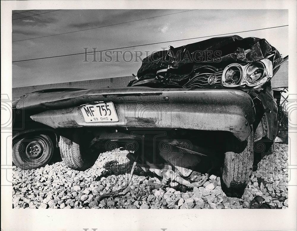 Press Photo Car of Earl Stump crashed at the NY Train at Brooklyn. - Historic Images