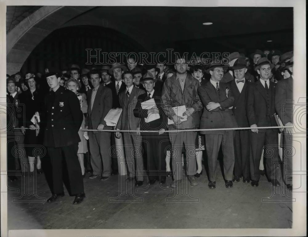 1946 Press Photo Policemen guard at a rope barrier in Grand Central Station. - Historic Images