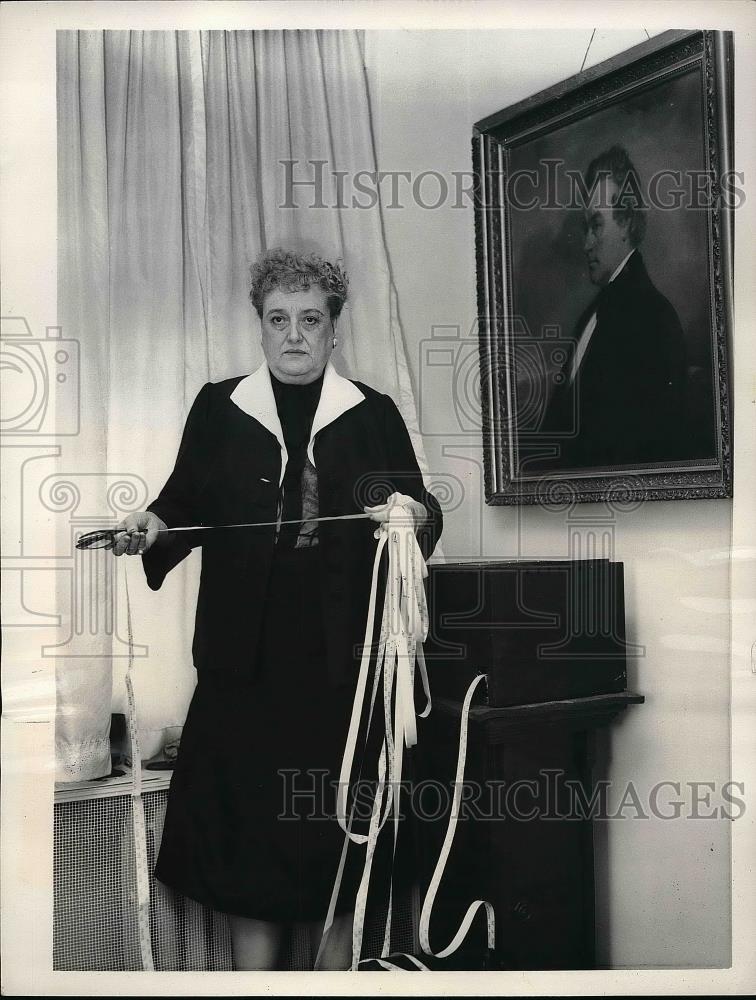 1955 Press Photo Mrs. Harry Clarke Junior stockbroker - Historic Images