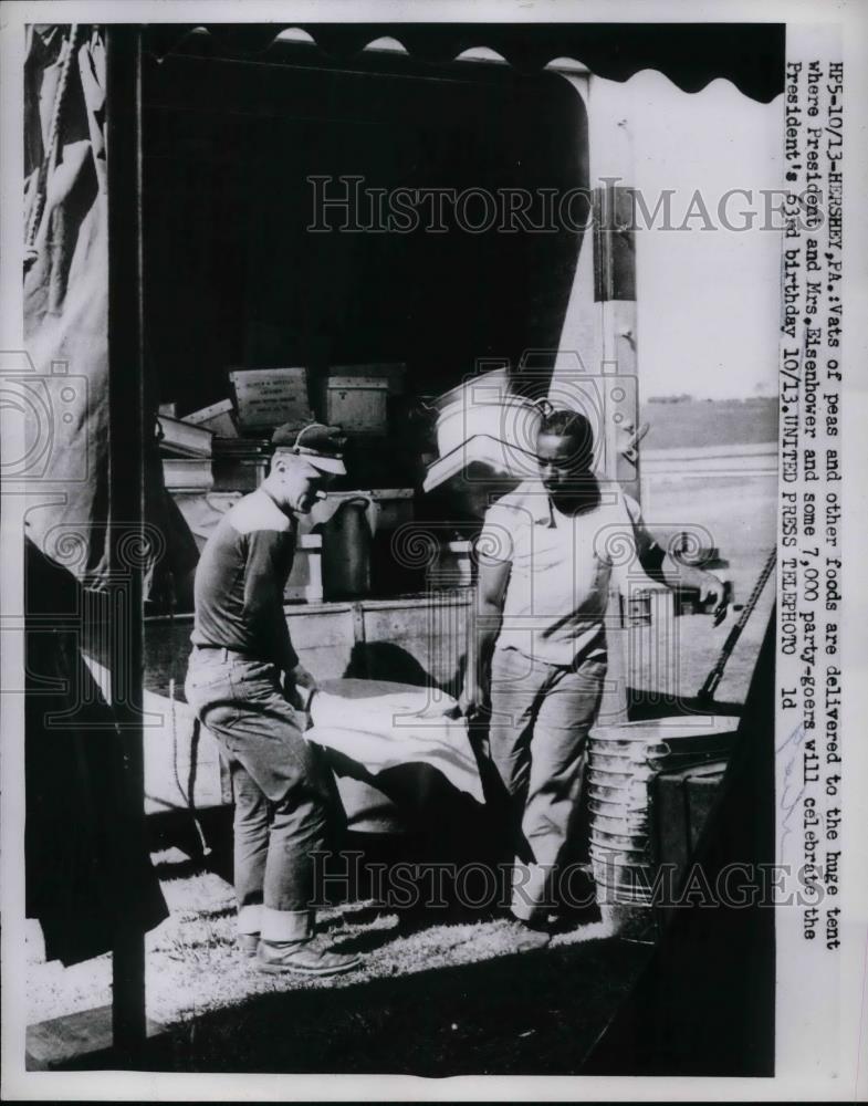 1953 Press Photo President and Mrs. Eisenhower deliver food celebrate the - Historic Images