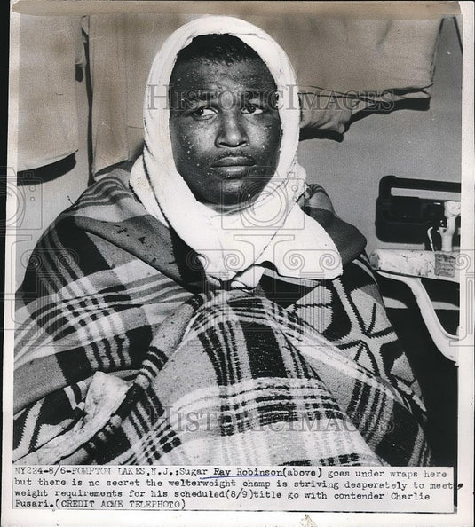 1950 Press Photo Sugar Ray Robinson Wraps Up To Meet Weight Requirement For Bout - Historic Images