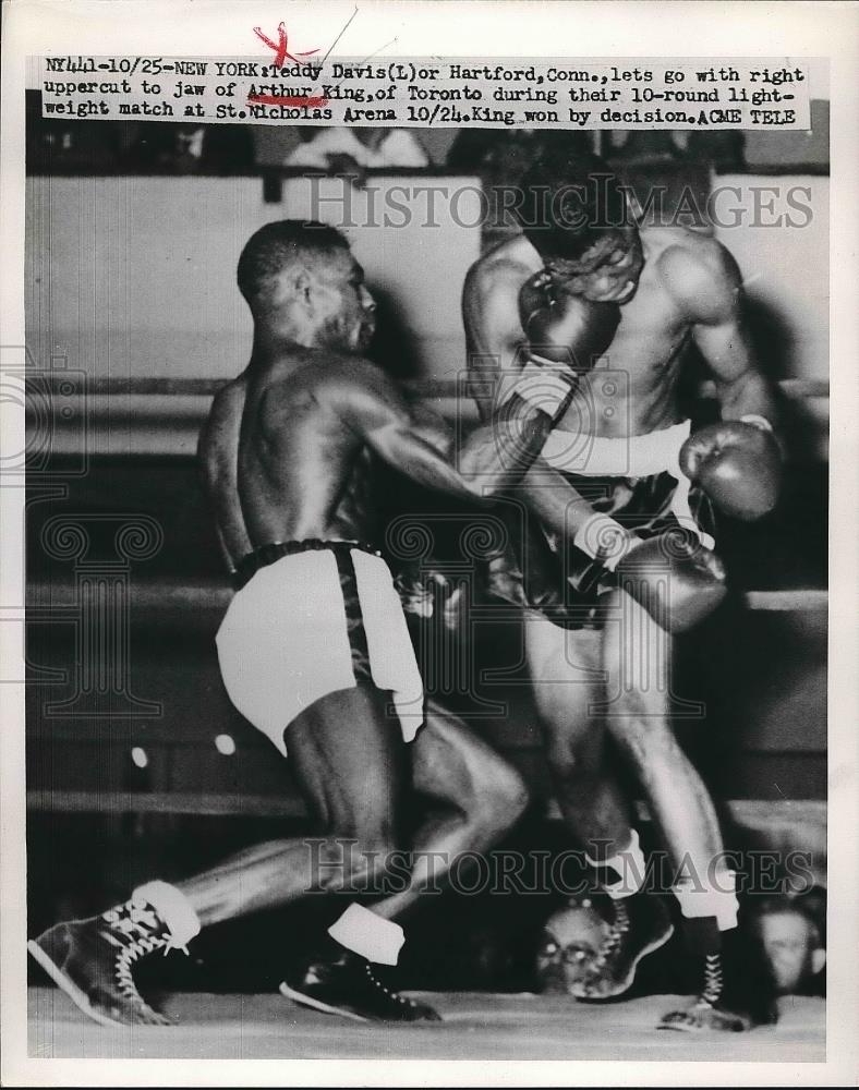 1951 Press Photo Arthur King&#39;s Jaw Hit By Teddy Davis&#39; Right Uppercut Boxing - Historic Images