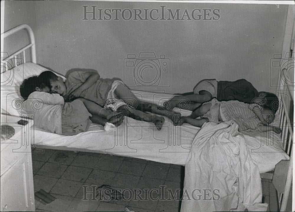 Press Photo Four Children in Hospital Bed - Historic Images