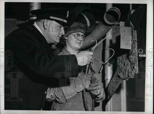 1943 Press Photo Miss Shirley Kihl Pullman -Standard Car Manufacturing - Historic Images