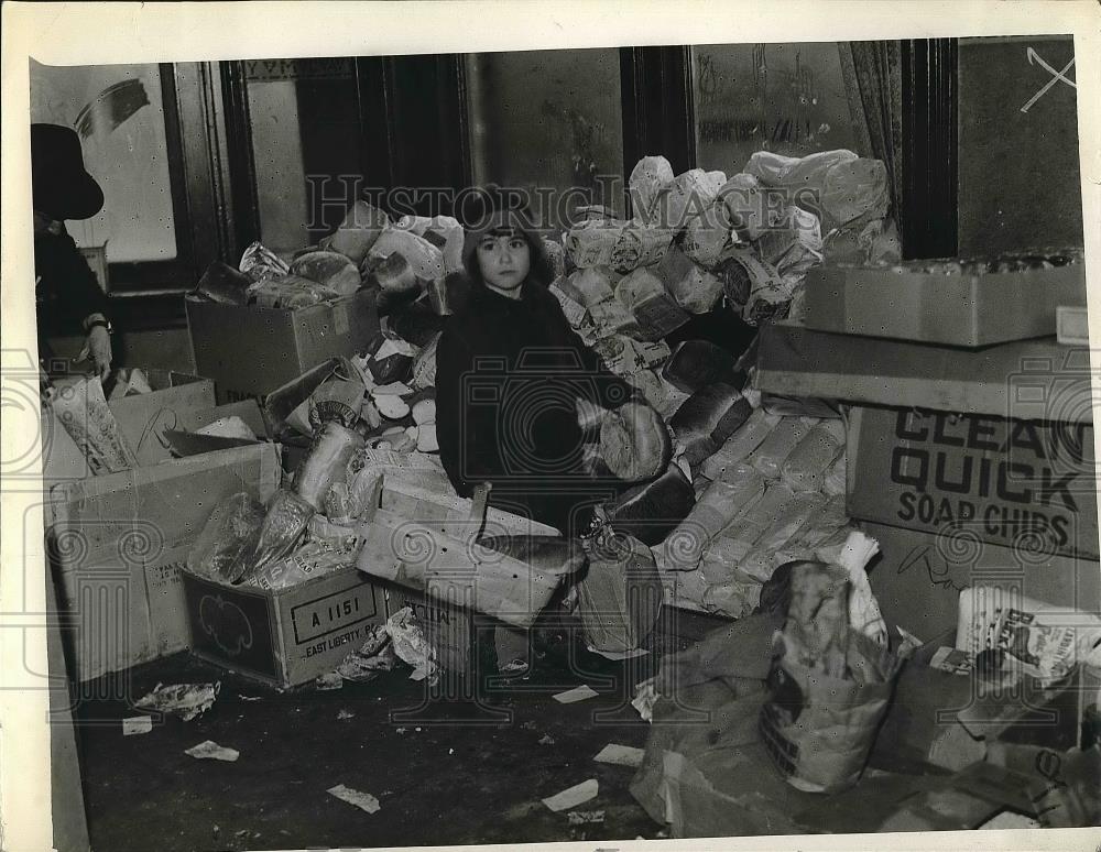 1936 Press Photo Young Child Sits Near Flood Relief Supplies - Historic Images