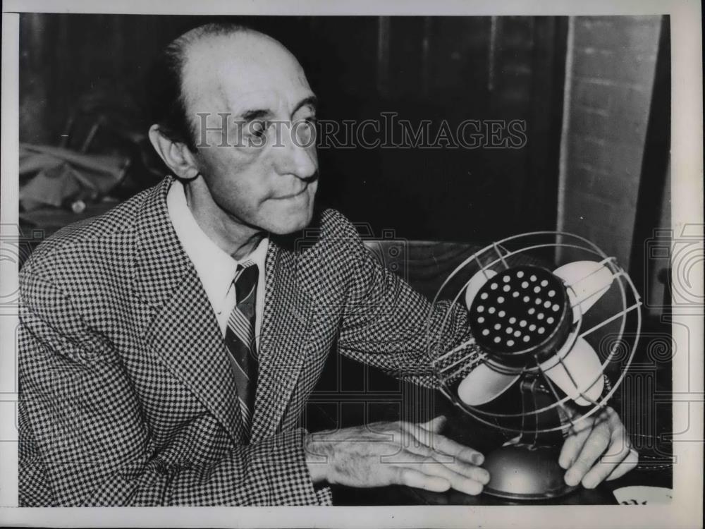 1948 Press Photo Mr. F.W. Slade of Surrey England Fan invention - Historic Images