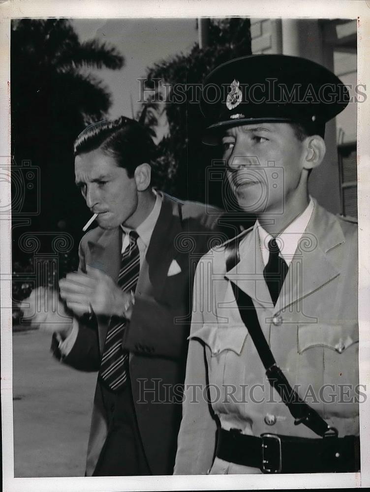 1943 Press Photo Count Alfred De Marigny with Detective Lt. John Douglas - Historic Images