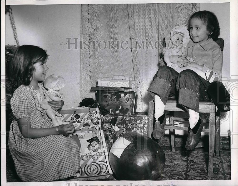 1952 Press Photo Pearl Murray & Jeanette Tapia Leukemia Victim - Historic Images