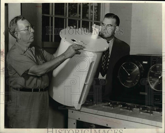1951 Press Photo C. E. Parks and Paul McCampbell checking water tank - Historic Images