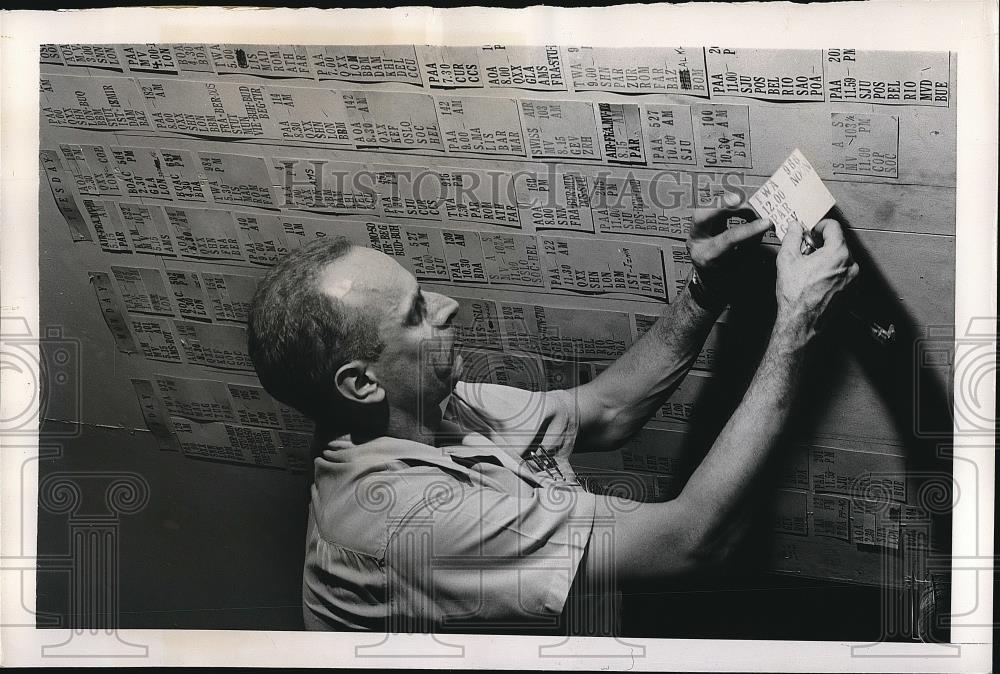 1949 Press Photo Air Mail Booming at La Guardia Airport in NY - Historic Images