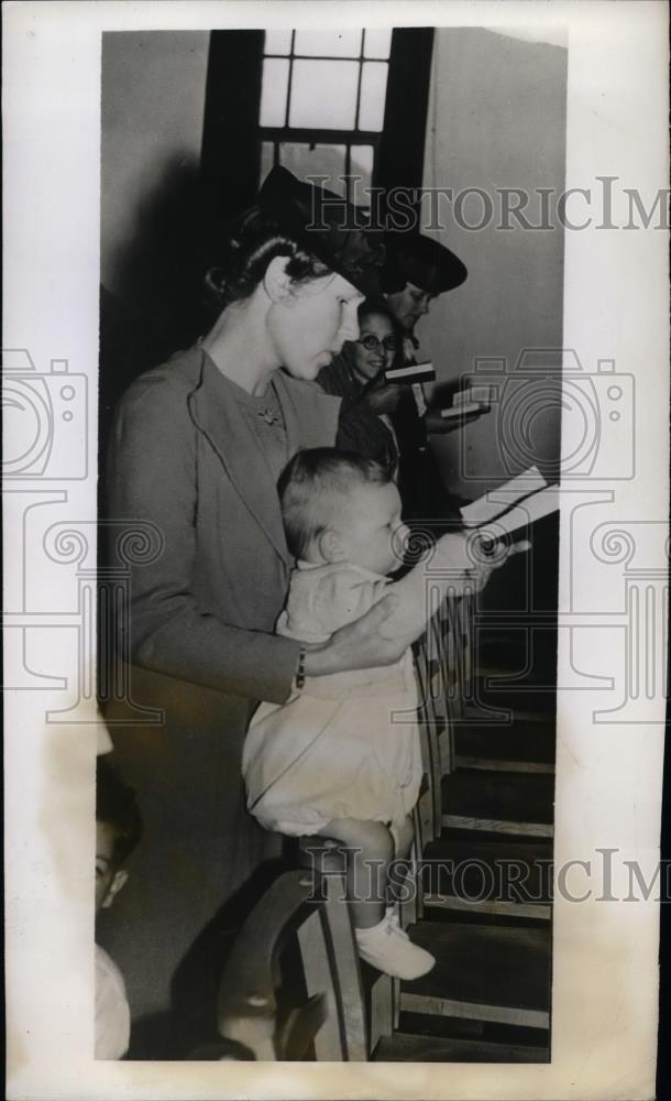 1943 Press Photo Mothering Sunday Service at St. Thomas Church, Southgate - Historic Images