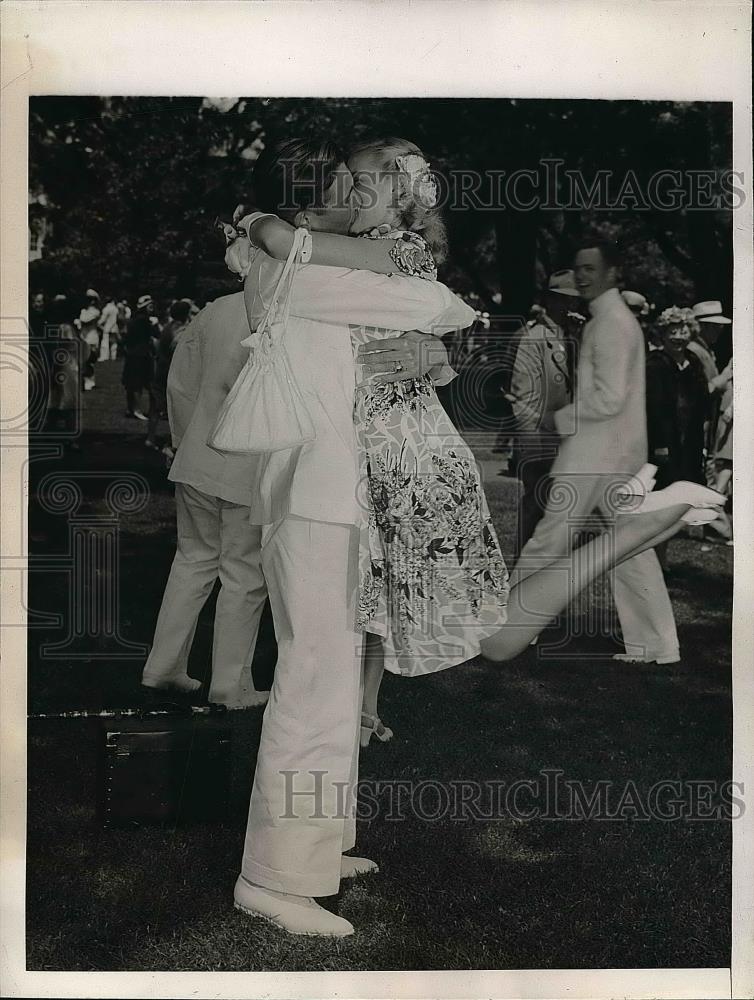 1945 Press Photo Richard Allen Vail and Sheila Edwards at Naval Academy - Historic Images