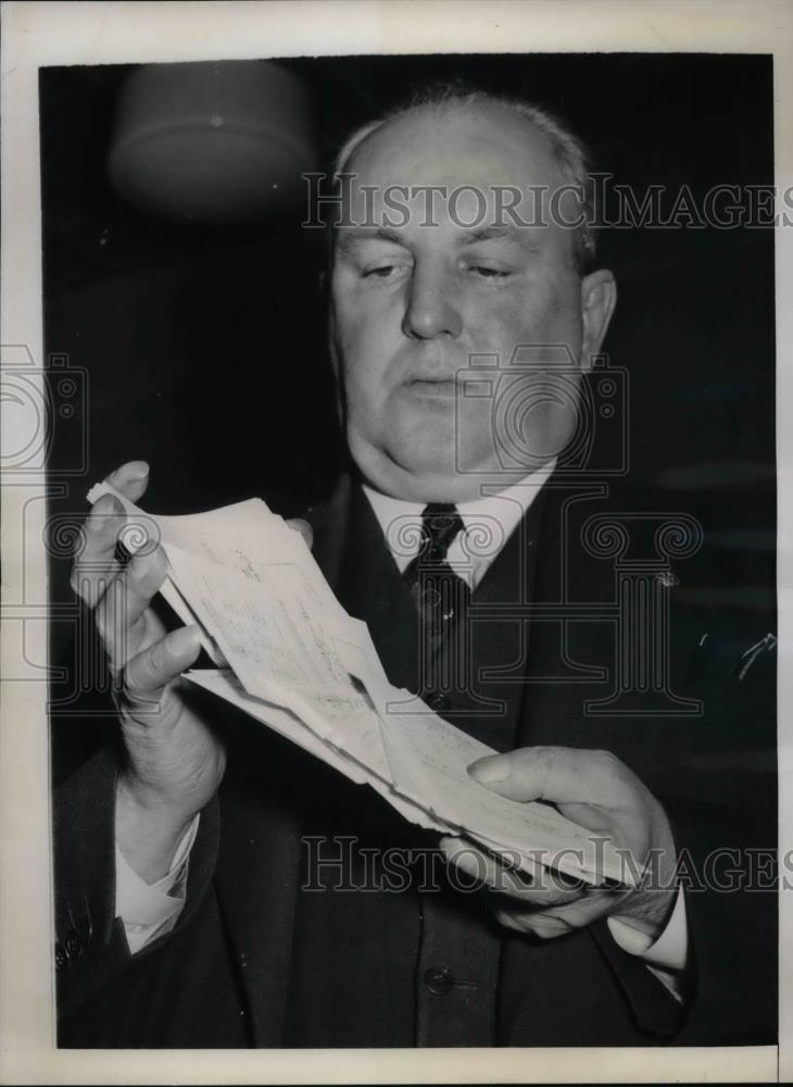 1940 Press Photo James A. Gallagher, Mixes Cards for Serial Numbers - nea58066 - Historic Images