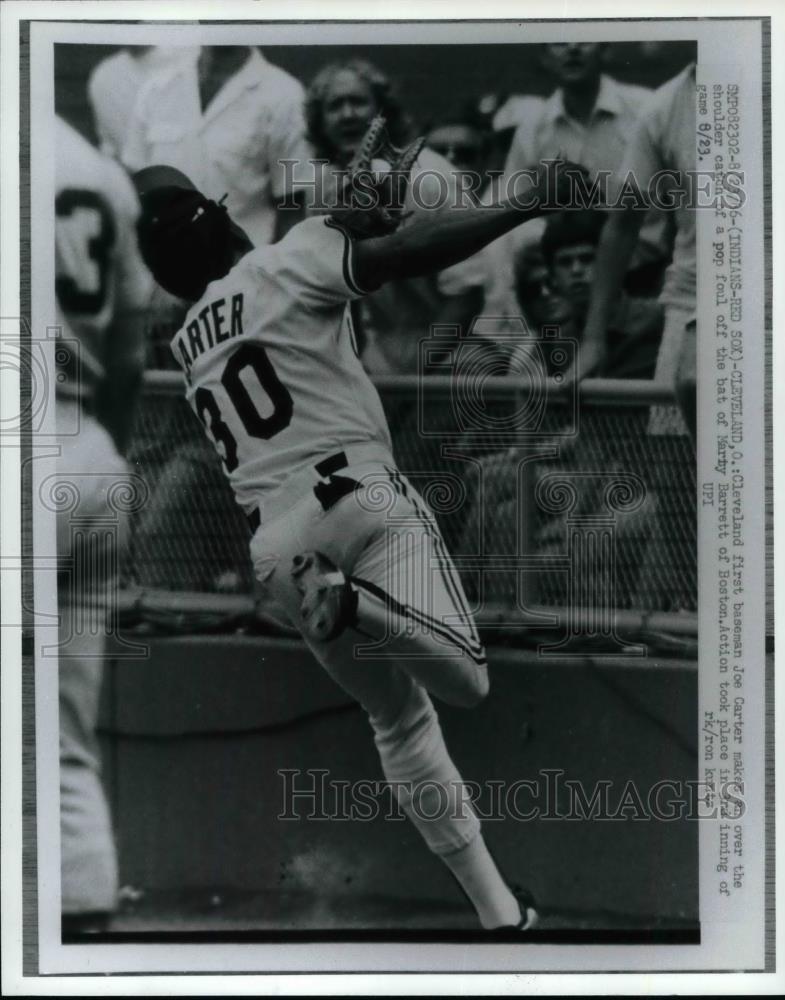 1986 Press Photo Cleveland&#39;s Joe Carter makes catch off Boston&#39;s Marty Barrett - Historic Images