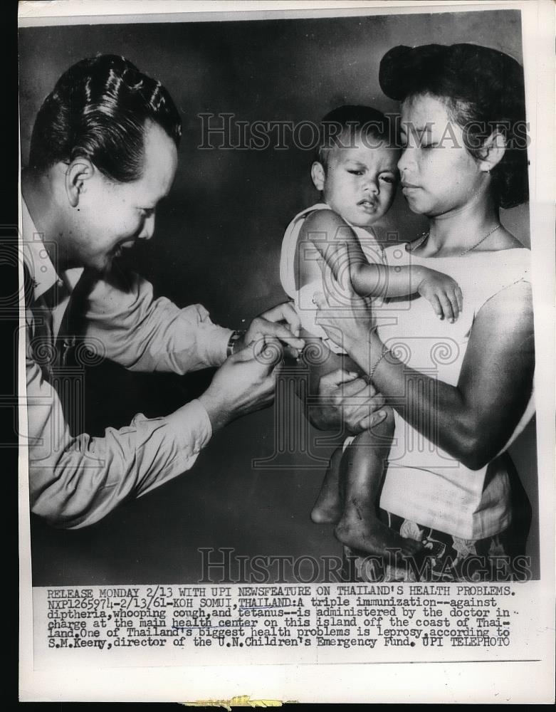 1961 Press Photo Doctor giving triple immunization to baby in thailand - Historic Images