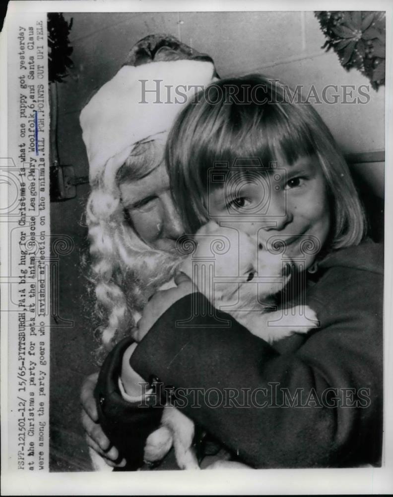 1965 Press Photo Mary Woolfolk Hugs Santa Claus At Animal Rescue League Party - Historic Images