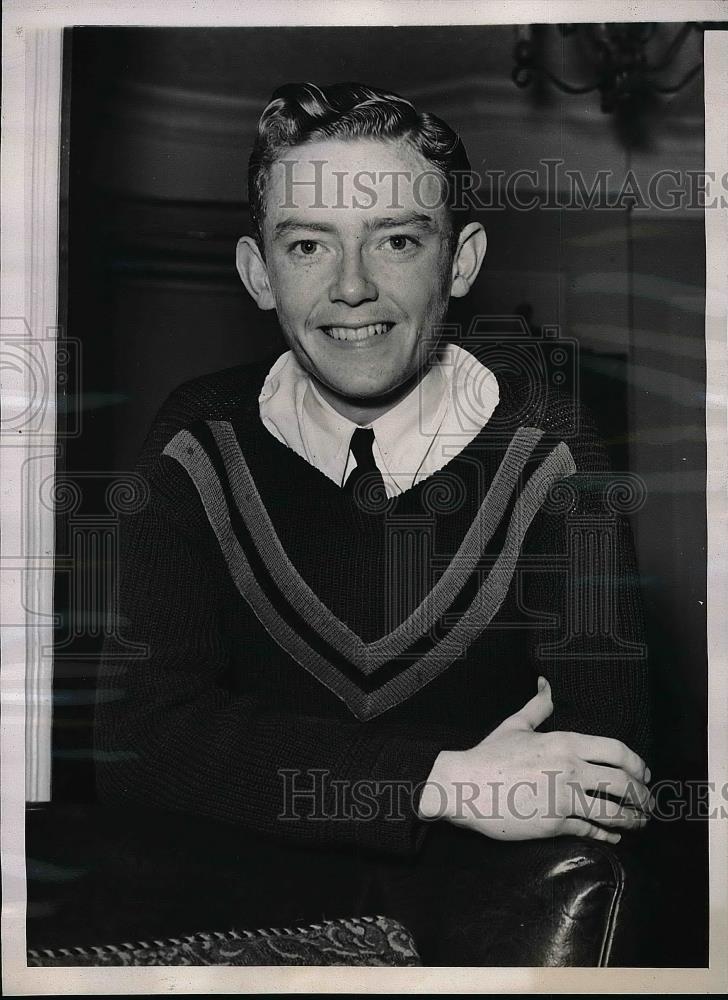 1937 Press Photo Peter Smith Healed by Nun Giving him Medal - nea56364 - Historic Images