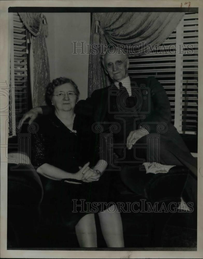 1948 Press Photo Reverend and Mrs. E.R. Powell, Pastor Broadner Baptist Church - Historic Images