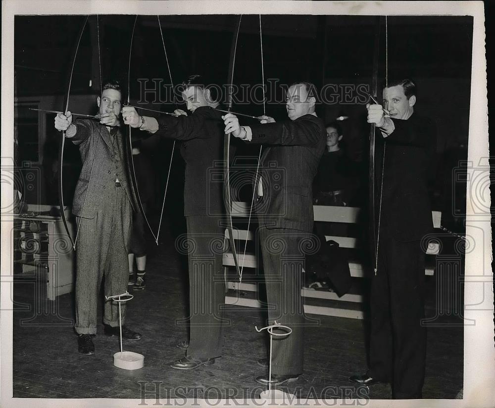 1940 Press Photo Chicago Cubs pitchers try archery at Spring training in CA - Historic Images