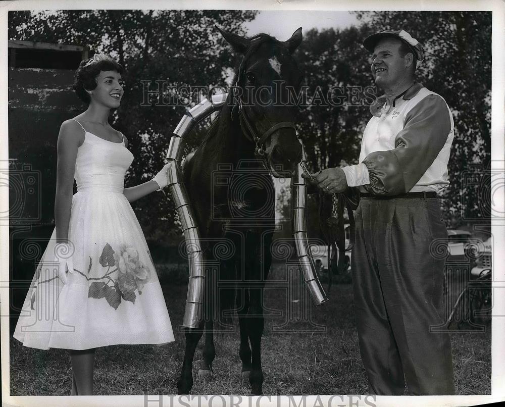 1959 Press Photo Georgeaynne Pignato &amp; horse Betty Elkington at show - Historic Images