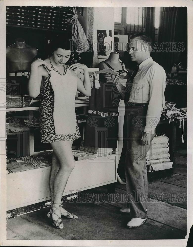 1936 Press Photo Couple Shopping for Bathing Suits in Miami Beach, Florida - Historic Images