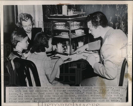 1946 Press Photo Ignatius Cushman his wife and her children Christine and Leman - Historic Images