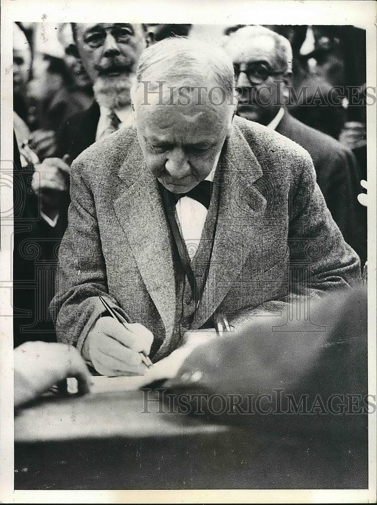 1937 Press Photo Mexican Ambass. Josephus Daniels Signs Golden Book In Paris - Historic Images