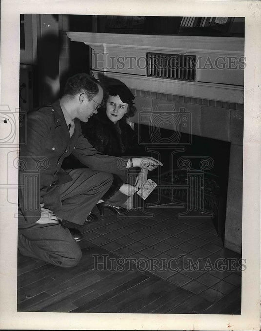 1944 Press Photo Pvt. Thomas B. Kline & Mrs.Thomas B. Kline At Building Exchange - Historic Images