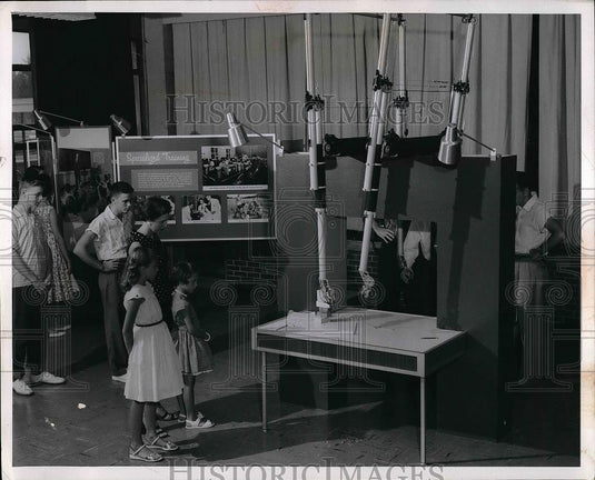 1956 Press Photo Children Looking at Science Exhibits - Historic Images
