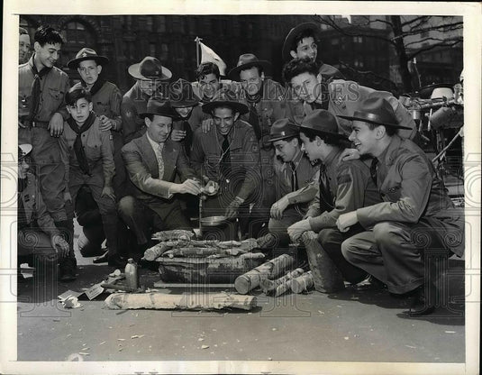 1943 Press Photo Newrold Morris Joining A Patrol Of Boy Scouts During Camp Fire - Historic Images