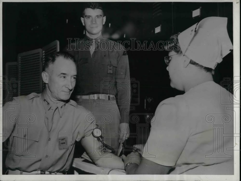 1943 Press Photo Red Cross Blood Drive Donors Major General Alvan Gillam Jr - Historic Images