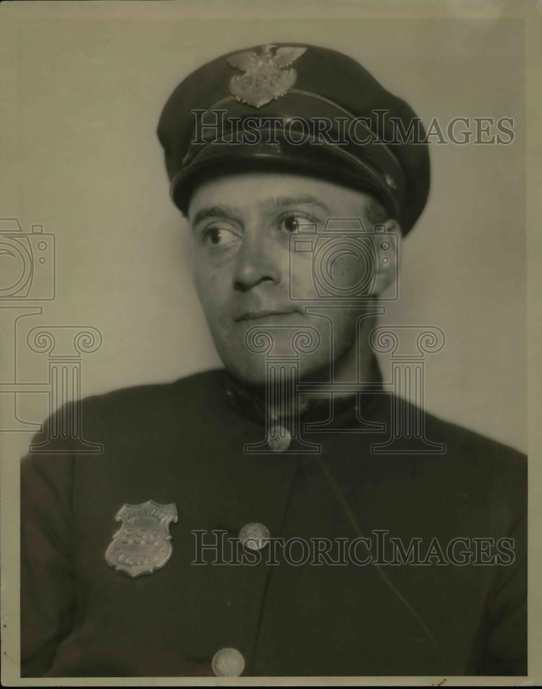 1930 Press Photo Clarence Keefer, Traffic Cop in Cleveland - Historic Images