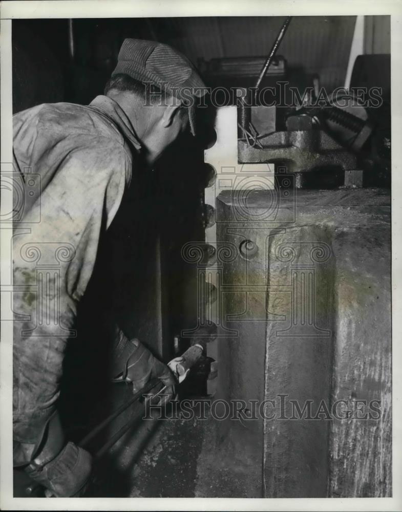 1941 Press Photo N. F. Spruill at Texasteel Company's Plant at Fort Worth - Historic Images