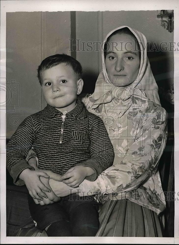 1938 Press Photo Mrs. Mary Harakal with her son Stephen arriving in New York - Historic Images