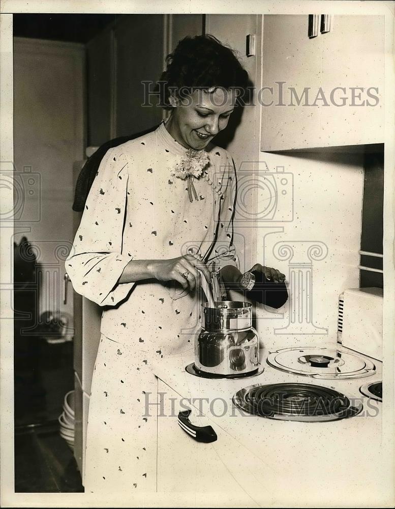 1936 Press Photo Mrs. M.E. Smith Youngest Cook From Dayton Ohio Preparing Food - Historic Images