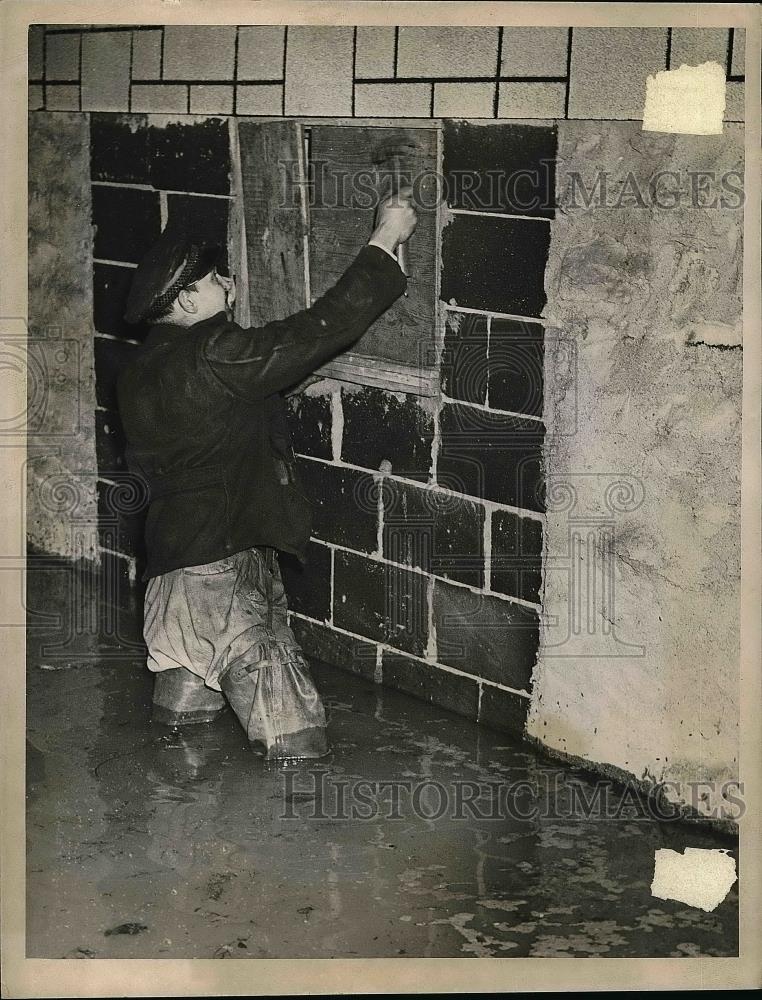 1948 Press Photo Harold Smith Boards up windows Ohio River Flood - Historic Images