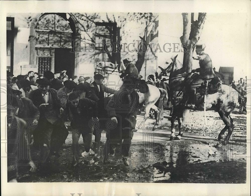 1933 Press Photo Mounted Police Charging Mob Outside Electoral College - Historic Images