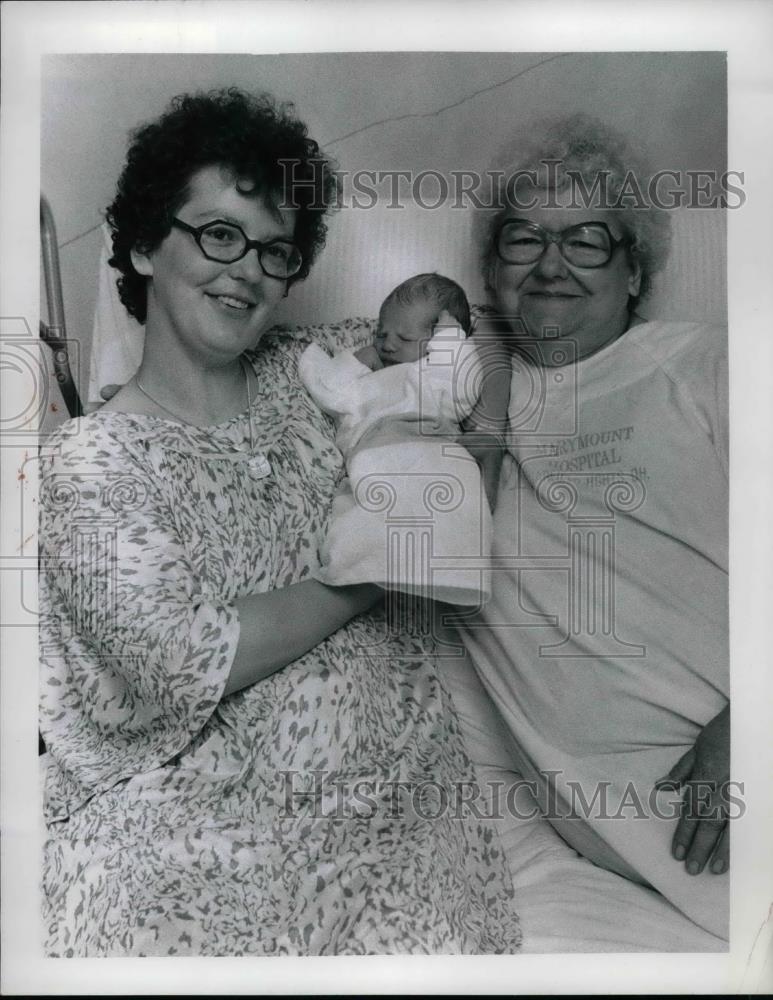 1959 Press Photo Jean Wrobel With Her Newborn Baby - Historic Images