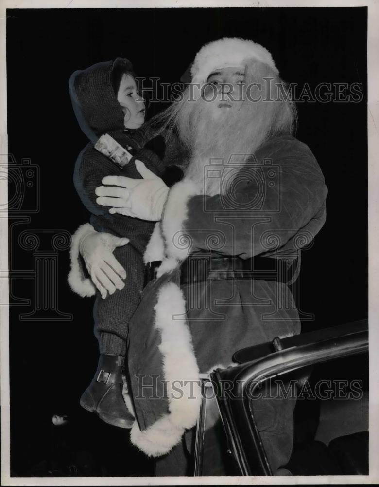 1952 Press Photo Santa Claus Visits With Three Year Old Barbara Furlong - Historic Images