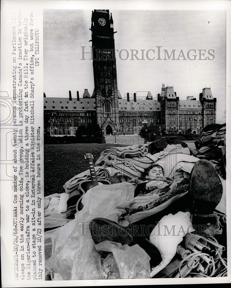 1968 Press Photo Protesting Canada&#39;s inaction in bringing the Nigeria-Biafra war - Historic Images